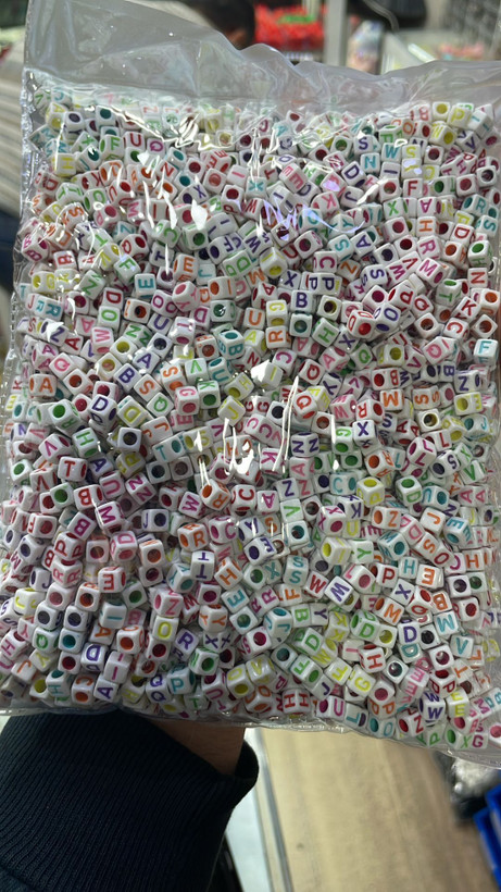 مهره حروف لاتین مدل مکعبی(بسته نیم کیلویی سفید و مشکی)