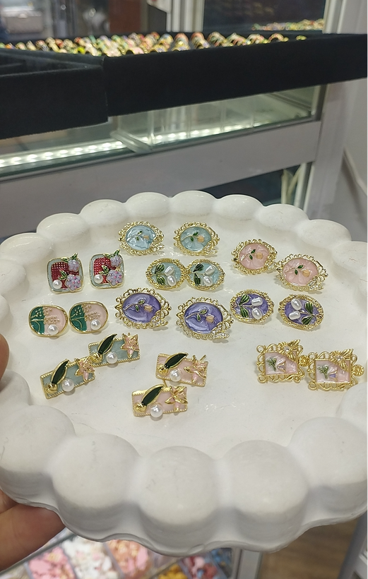 گوشواره میناکاری رنگ ثابت پایه میخی (قیمت درج شده قیمت ۱جفت میباشد)
