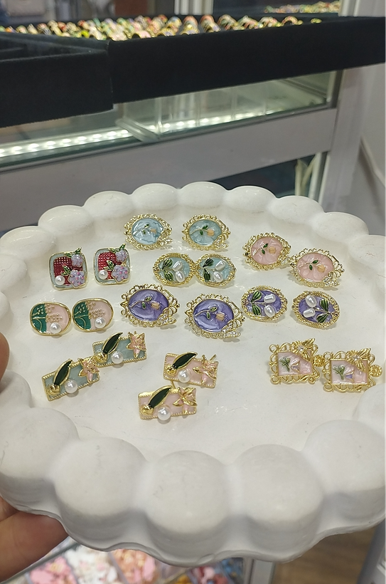 گوشواره میناکاری رنگ ثابت پایه میخی (قیمت درج شده قیمت ۱جفت میباشد)